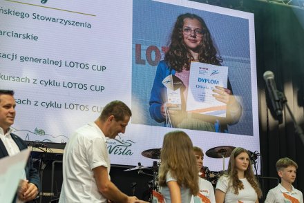 Oliwia Bury odbiera wyróżnienie z rąk przewodniczącego